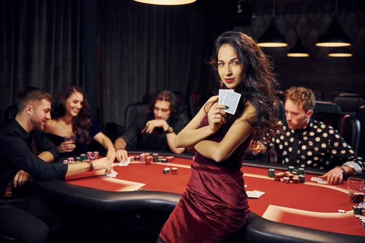 Meja blackjack dengan dealer dan pemain yang bermain kartu di Macau Pools