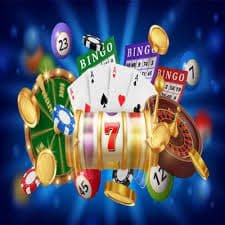 Roda Roulette Taruhan Langsung dengan bola dan chip di meja kasino ello slot
