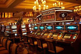 Meja Dragon Tiger dengan kartu dan chip taruhan di studio ello slot Wild Fireworks
